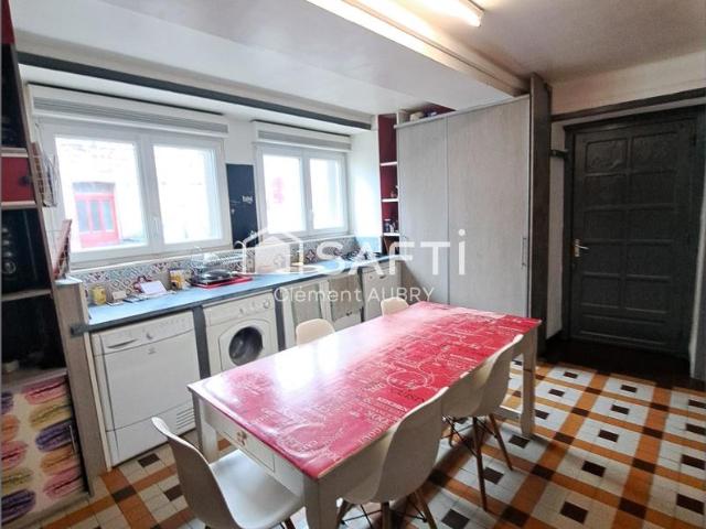Maison de bourg avec terrain et dépendance !