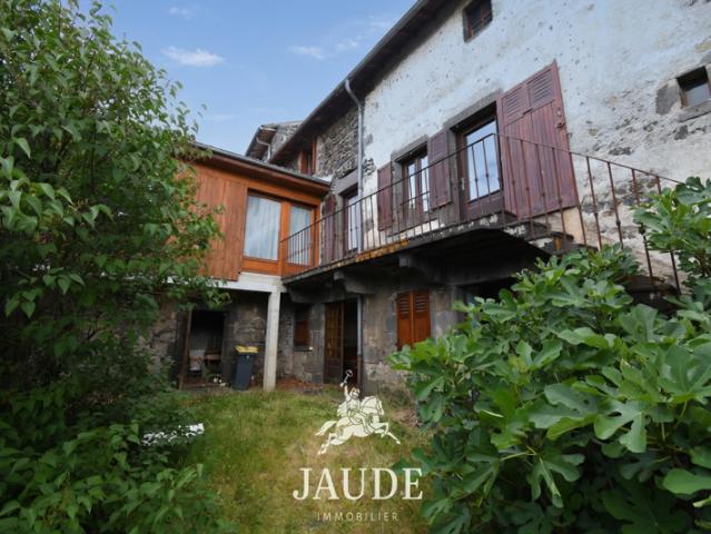 Maison de bourg avec GRANGES, garage et jardin 70 route du