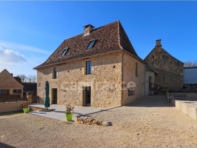 Maison de bourg avec piscine et jacuzzi – Saint Martial de Nabirat 24250