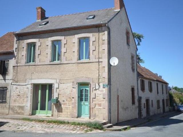 Maison de bourg lumineuse avec de beaux espaces