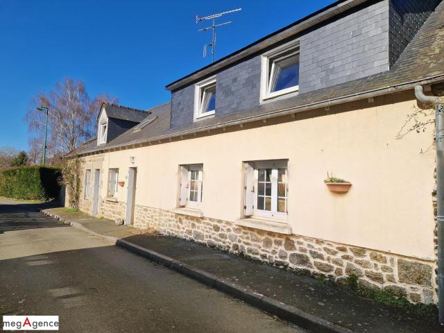Maison de bourg mitoyenne en pierres avec jardin