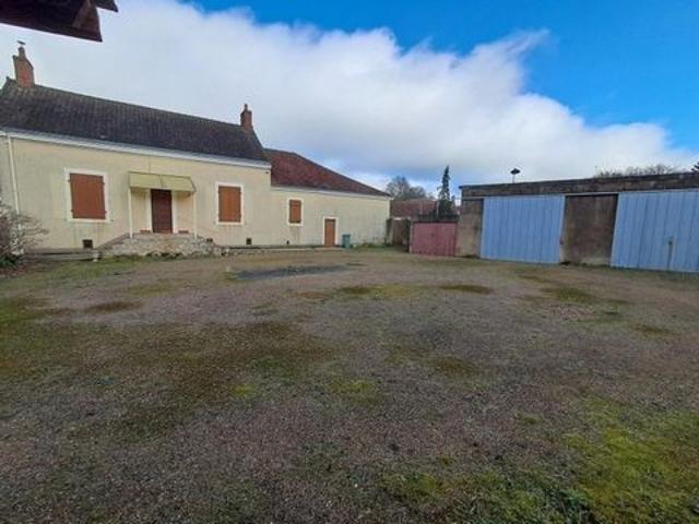 Maison de bourg sur 1000 m2 de terrain avec double garage indépendant