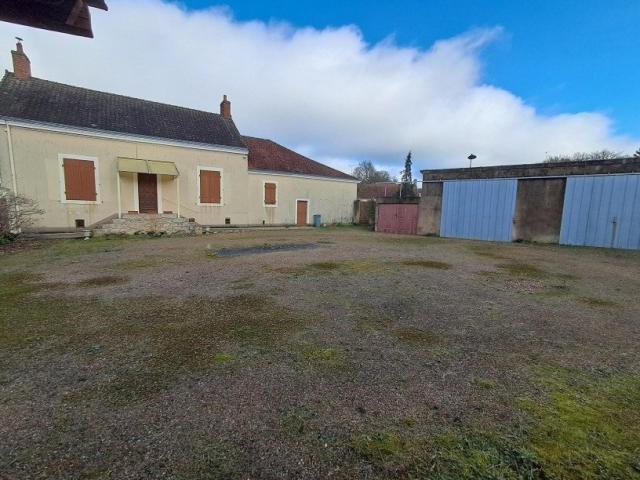 Maison de bourg sur 1000 m2 de terrain avec double garage indépendant