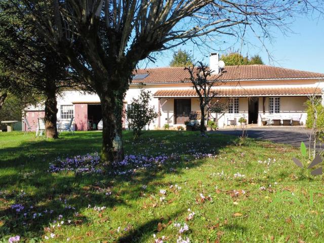 Maison de bourg plain pied à Écuras 16220 102m² Ecuras