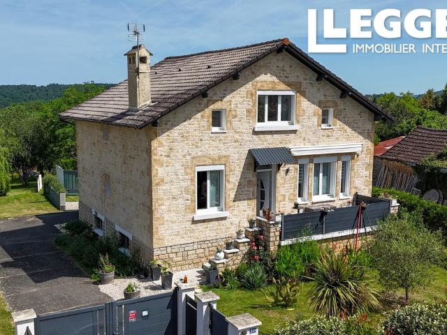 Maison de bourg rénovée avec 5 chambres, piscine, garage et dépendances