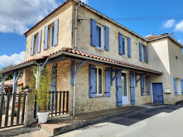 Maison de Bourg rénovée de 218 m2 avec petit jardin