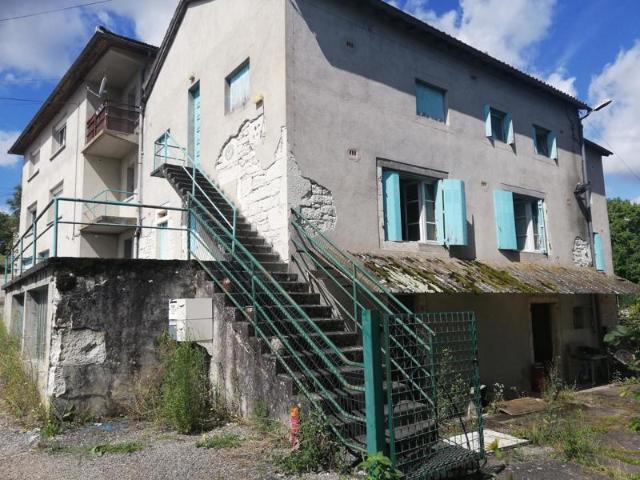 Maison de bourg, terrasse, parking, sur 3 niveaux