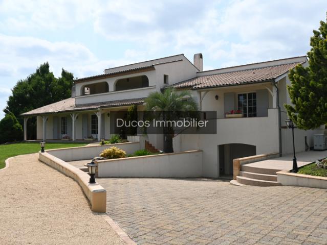 Maison de bonne construction avec 5 chambres et un bureau