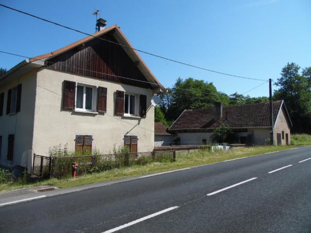 MAISON DE DEUX APPARTEMENTS AVEC ETANG