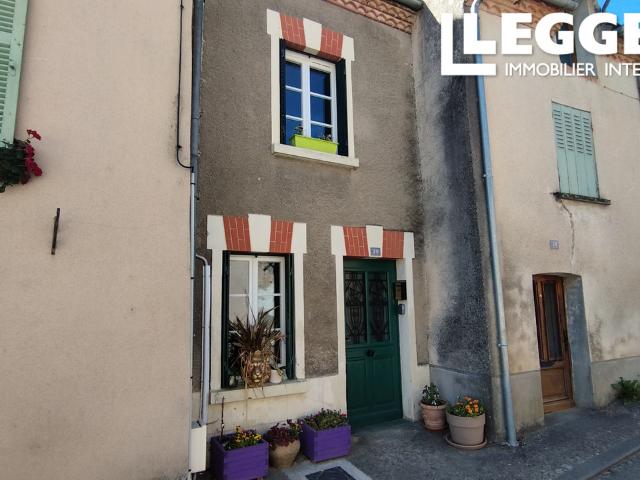 Maison de deux chambres avec salon, cuisine salle à manger, salle d'eau, jardin privé et garage dans un villag