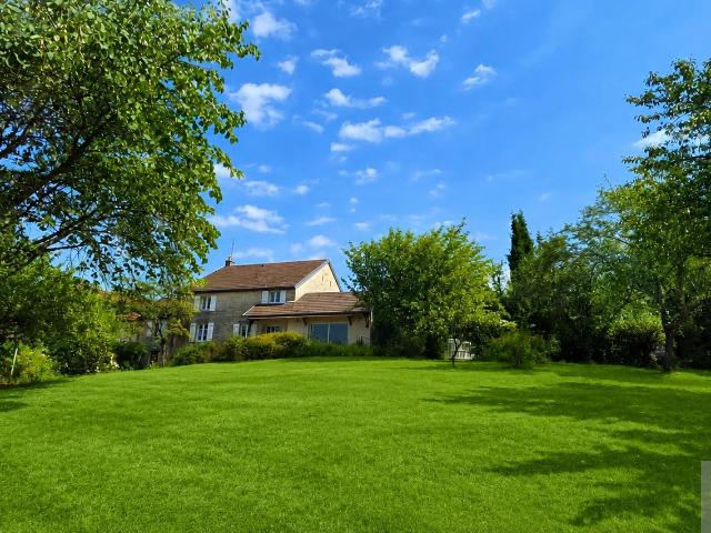 MAISON DE FAMILLE à MONNIERES