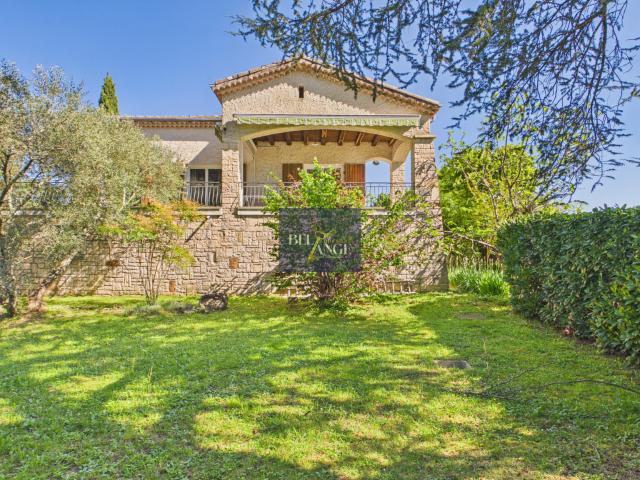 Maison de famille avec volume, lumière et potentiel