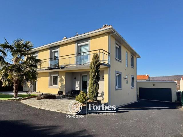 Maison de famille de 208m² avec 4 chambres sur 1250m², grand jar