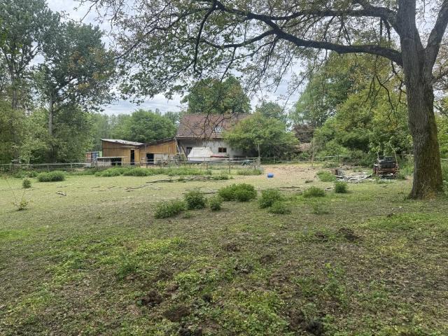 Maison de ferme proche de la frontière avec écuries et 7 500. 120m² Leymen