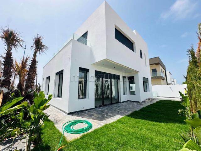 Maison de haut standing à vendre à Dar Bouazza. Surface totale 450 m². Piscine et service de Conciergerie