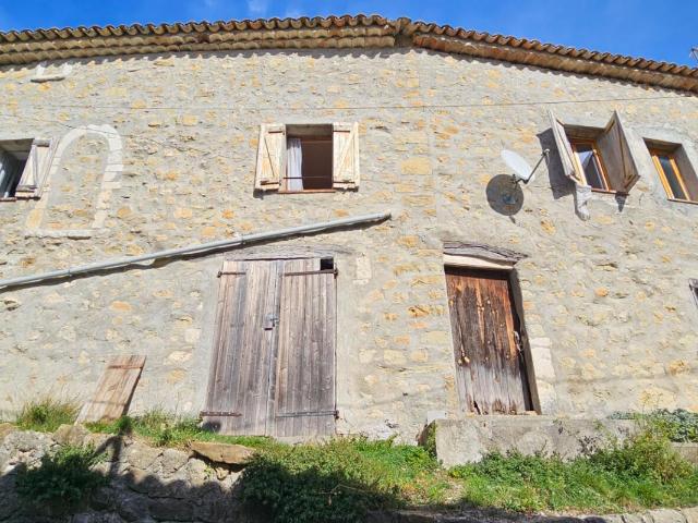 Maison de hameau avec deux appartements + terrain, à Bargème