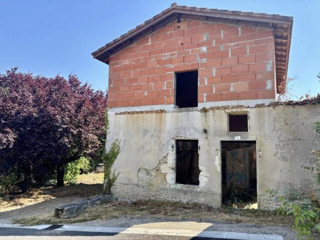Maison de hameau à rénover avec jardin