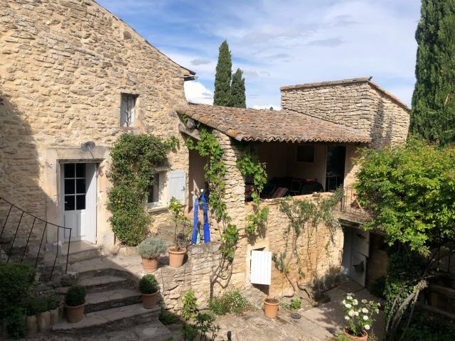 Maison de hameau en pierre à vendre à Goult pleine de charme. 150m² Goult