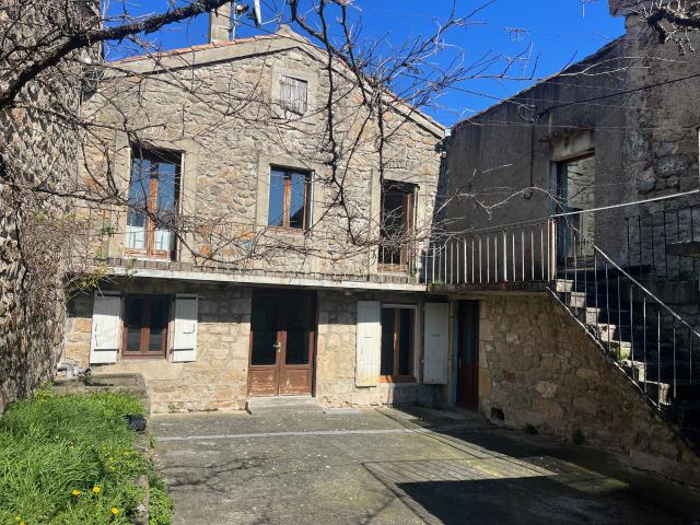 Maison de hameau, en pierre, avec jardin