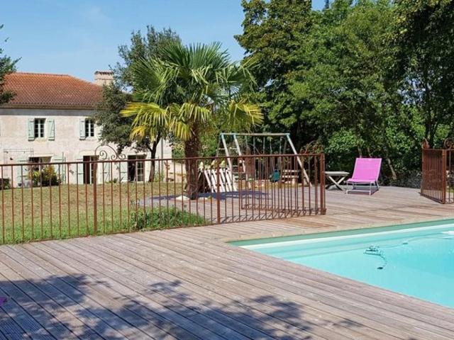 MAISON DE HAMEAU EN PIERRE AVEC PISCINE