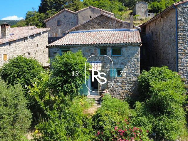 Maison de hameau en pierre de 72 m2 avec une terrain arboré. 72m² Prunet