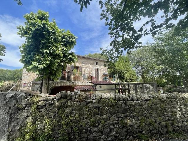Maison de hameau en pierres avec terrain attenant