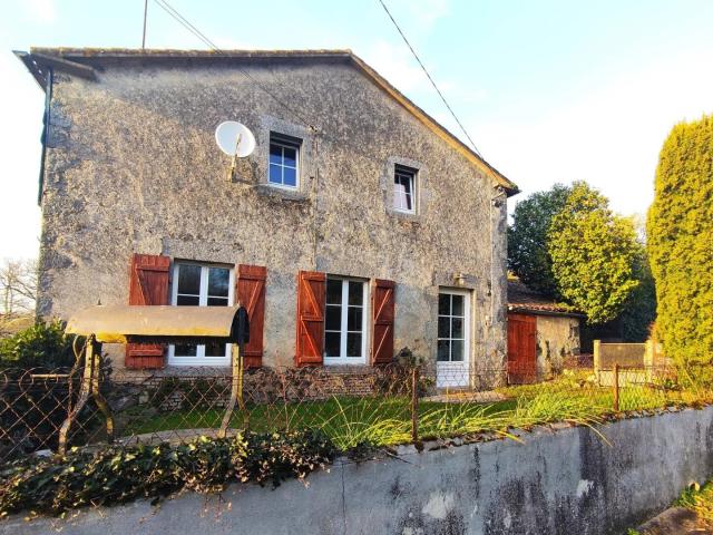 Maison en pierre indépendante avec grand jardin et potentiel d'a