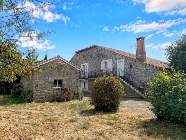 Maison de caractère en hameau avec terrain, écuries et possi. 97m² Saint Saud Lacoussière