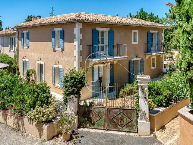 Maison de hameau rénovée avec piscine à vendre à Roussillon 150m² Roussillon