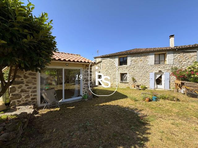 Maison de hameau rénovée de 100 m2 avec un jardin fleuri de. 90m² Joannas