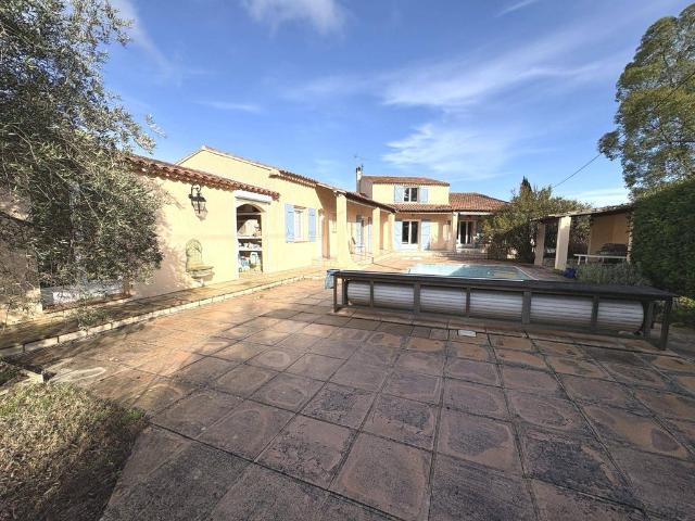 Maison de 8 pièces de luxe en vente à Le Val, France