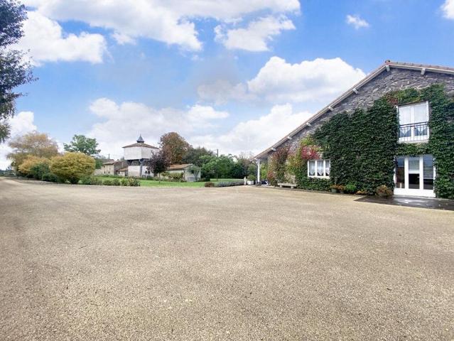 Maison de prestige de 240 m2 en vente Saint André le Coq, France