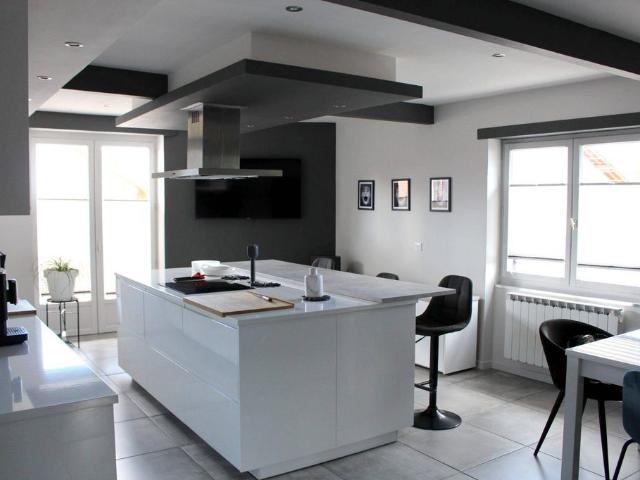 Maison de luxe 6 chambres en vente à Arthaz Pont Notre Dame, France