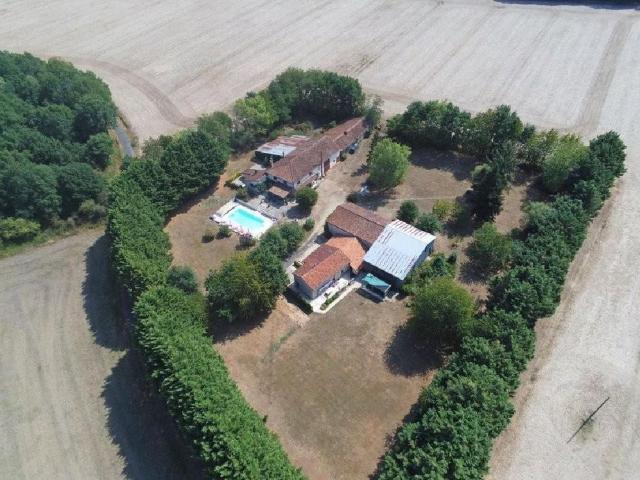 Maison de luxe 8 chambres en vente à Charroux, France