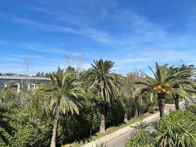 Maison de luxe à louer à Ain Diab. 5 pièces confortables. Vue sur mer et porte blindée