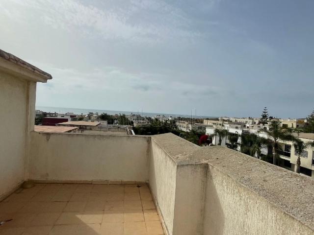 Maison de luxe à vendre à Harhoura. Surface de 384 m². Porte blindée, salon marocain