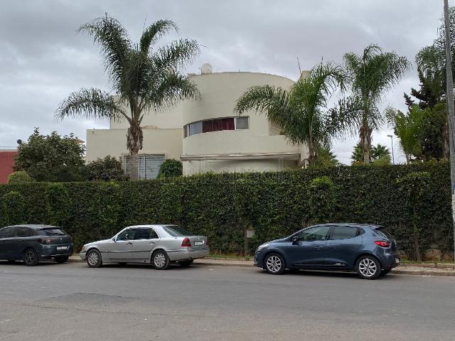 Maison de luxe à vendre à Sidi Maarouf. Superficie 410 m². Porte sécurisée et chauffage central