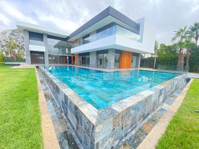 Maison de luxe à vendre à Souissi. Surface totale 2000 m². Porte blindée et parabole