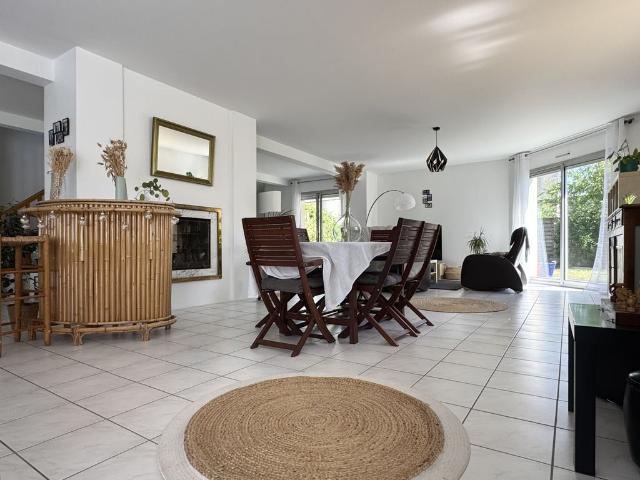 Maison de luxe de 4 chambres en vente à Cesson Sévigné, France