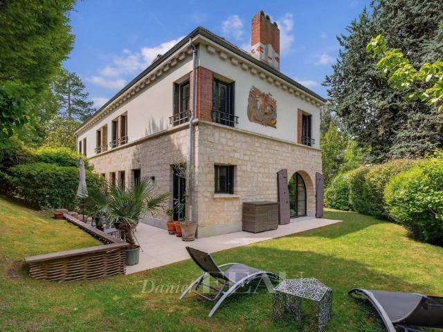 Maison de luxe de 4 chambres en vente à Garches, France