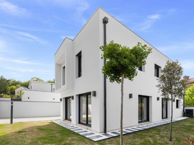 Maison de luxe de 4 chambres en vente à Orgeval, France
