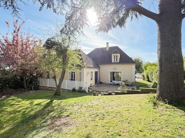 Maison de luxe de 4 chambres en vente à Montlignon, France