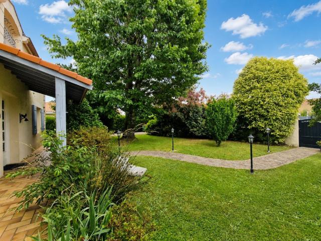 Maison de luxe de 4 chambres en vente à Mérignac, France