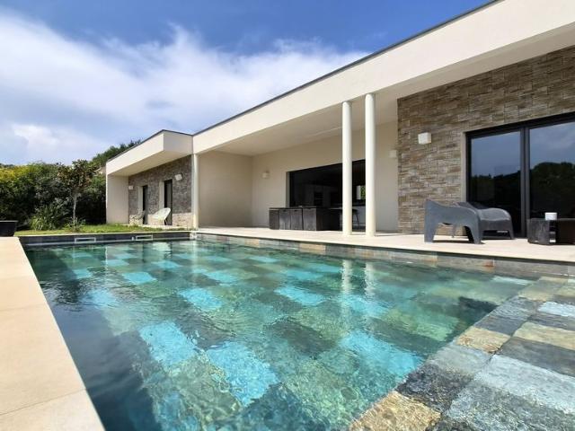 Maison de luxe de 4 chambres en vente à Rochefort du Gard, France