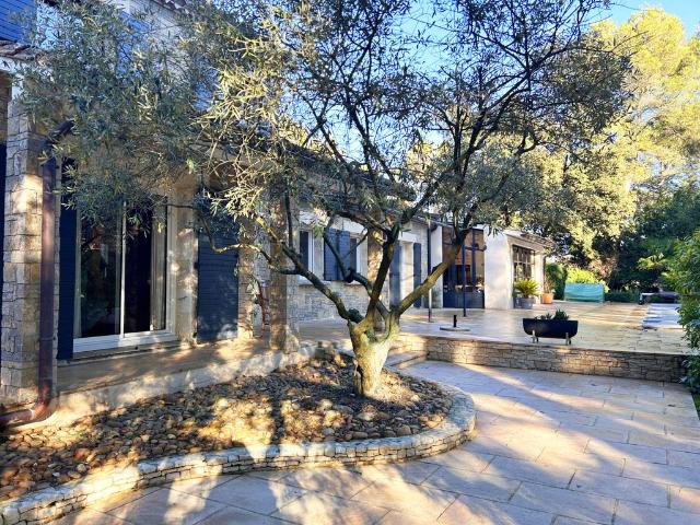 Maison de luxe de 4 pièces en vente à Nîmes, Occitanie