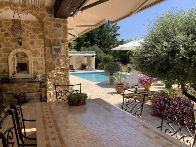 Maison de luxe de 4 pièces en vente à Uzès, France