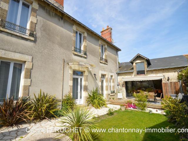 Maison de luxe de 5 chambres en vente à Chantonnay, France