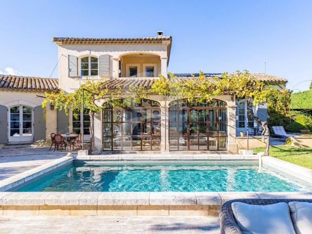 Maison de luxe de 5 chambres en vente à Eygalières, France