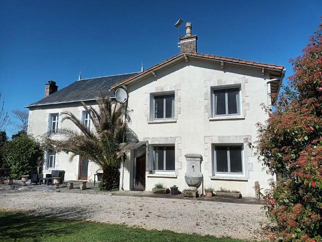 Maison de luxe de 5 chambres en vente à Savigné, Nouvelle Aquitaine