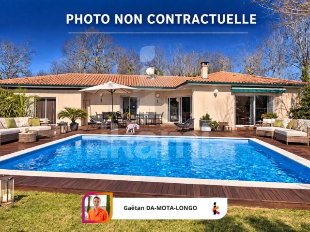 Maison de luxe de 5 chambres en vente à Salles, France